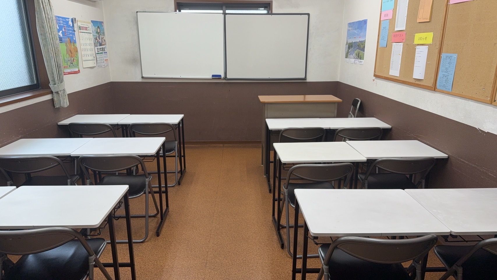 白板と12席の机を備えた2階A教室
