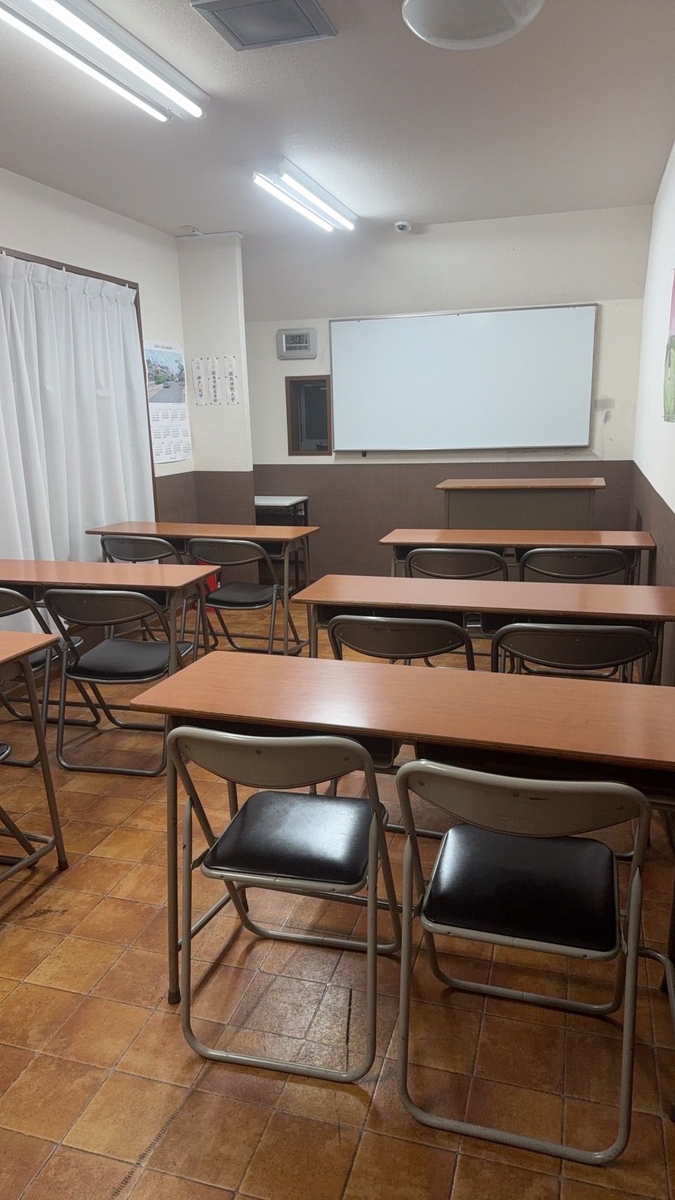 12席の机を備えた3階B教室
